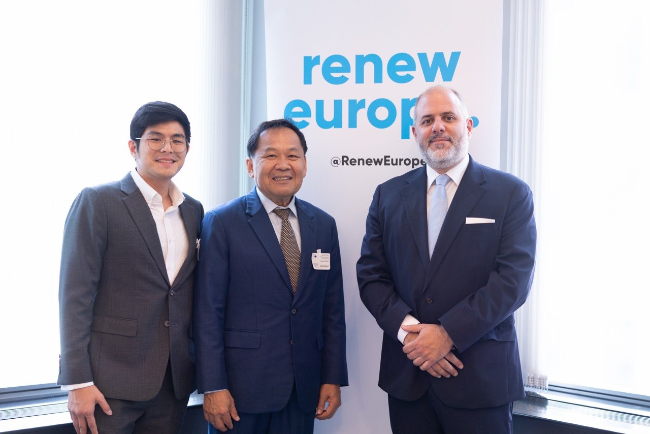 Senator Mardi Seng with delegates beside a Renew Europe banner