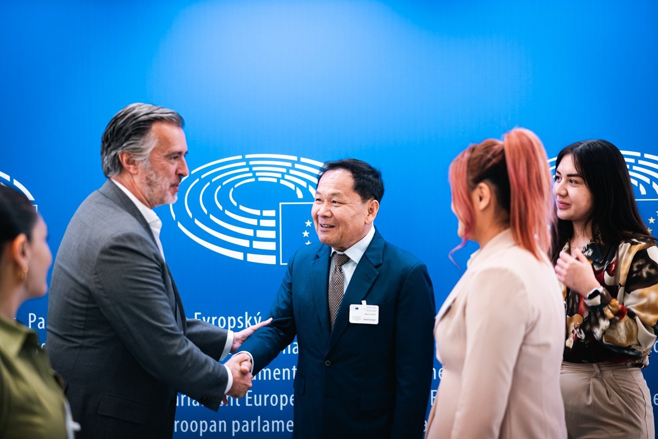 Senator Mardi Seng greeting a delegate at the European Parliament